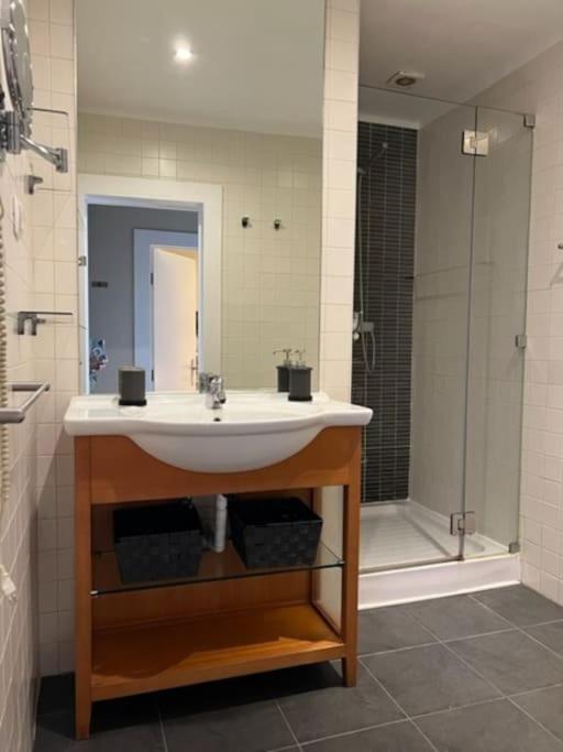 Cosy And Renewed T2 In Campolide - 1d * Lissabon