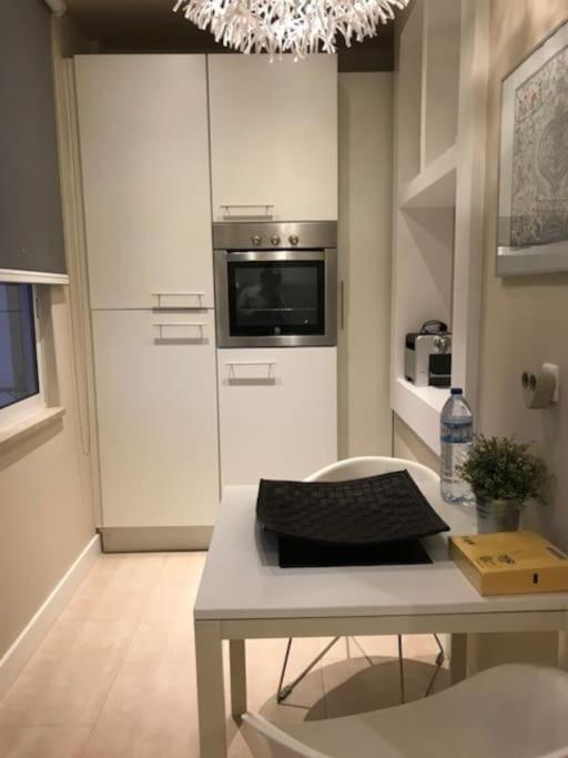Cosy And Renewed T2 In Campolide - 1d Apartment Lissabon